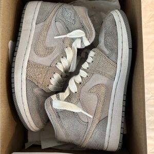 Nike High-Top Women’s Air Jordan 1 mid SE